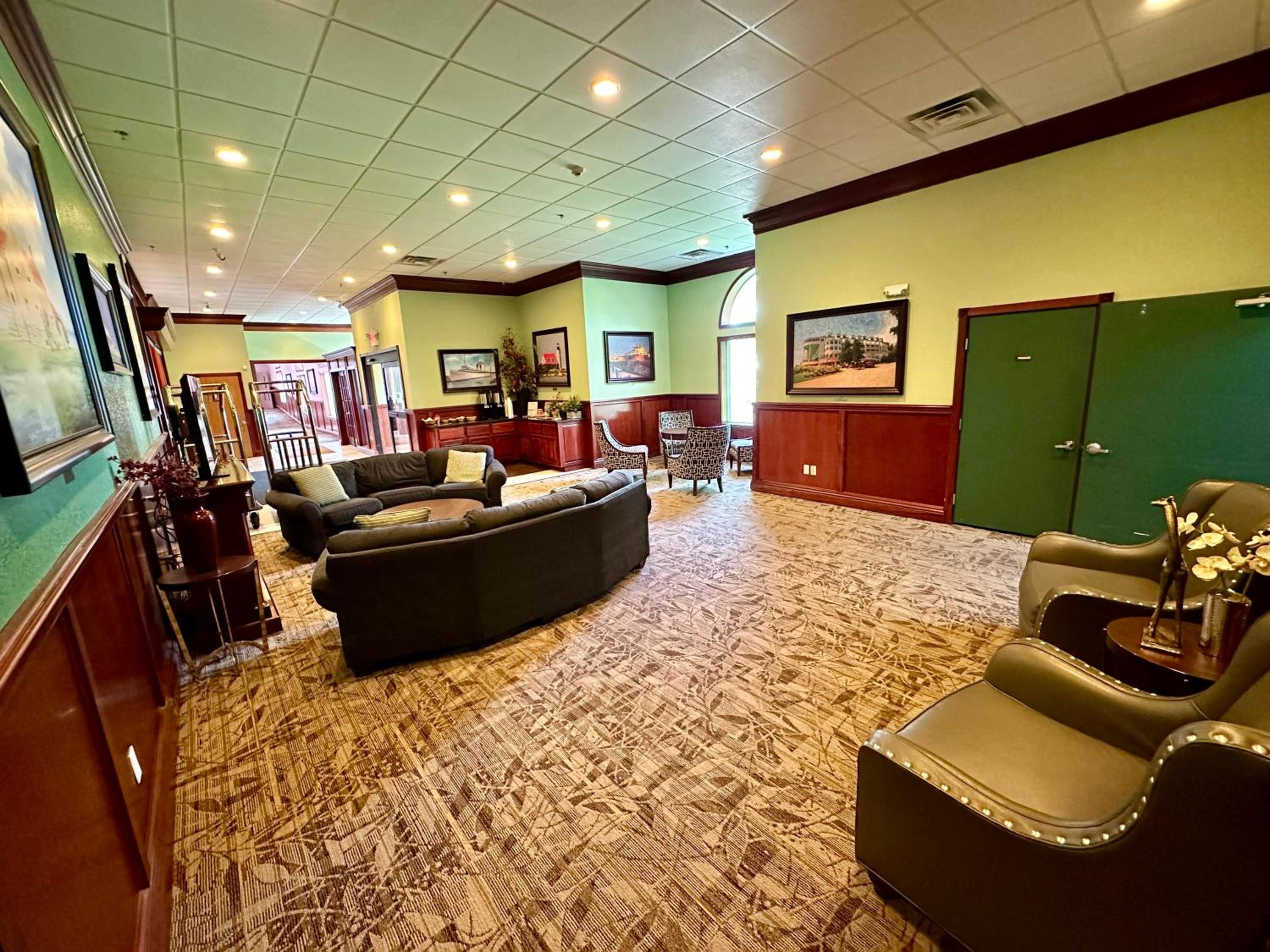 Mackinaw Beach and Bay Inn & Suites view 3