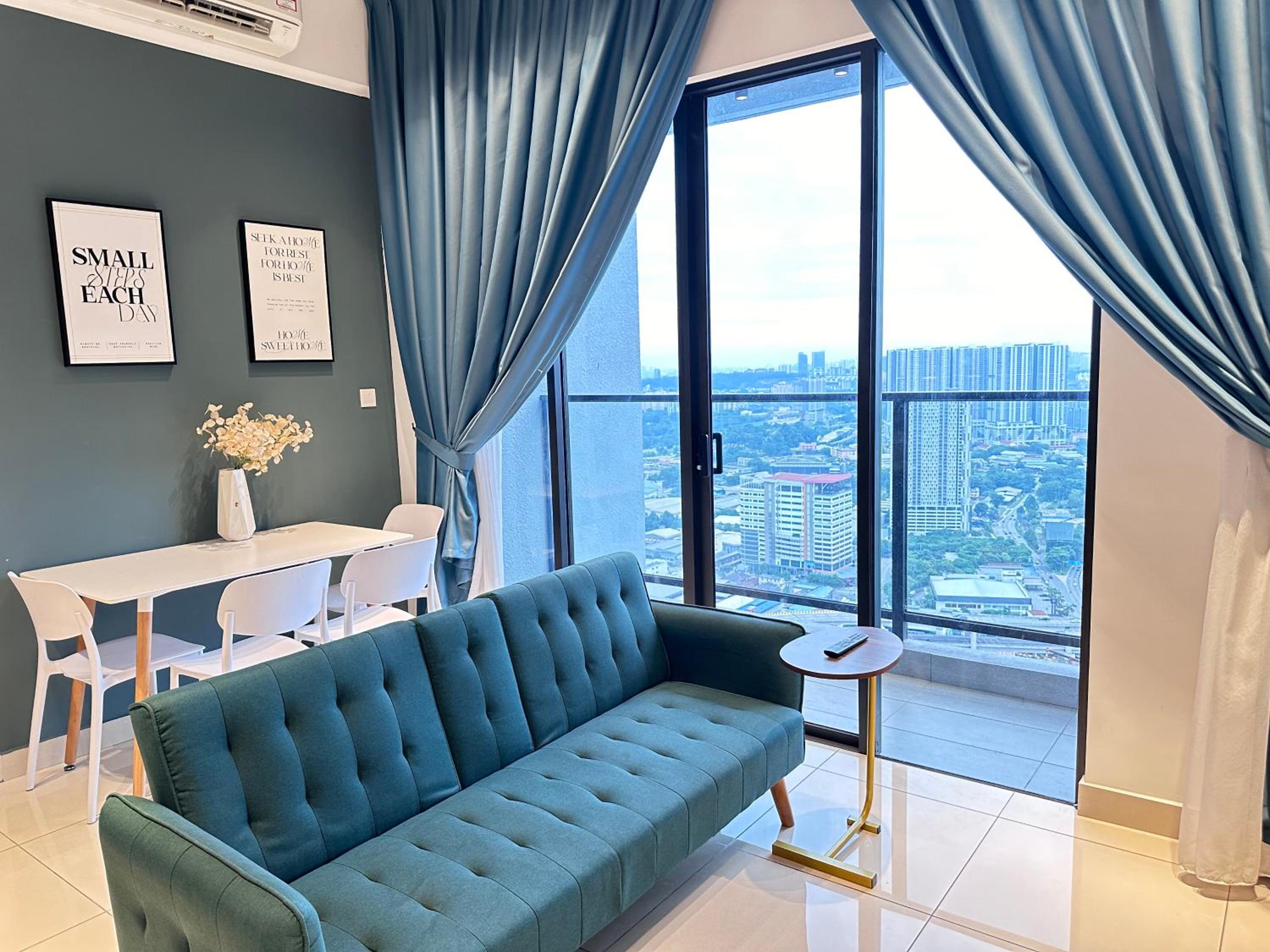 Luxury 1BR service apartment with Balcony Trion A4003 KL
