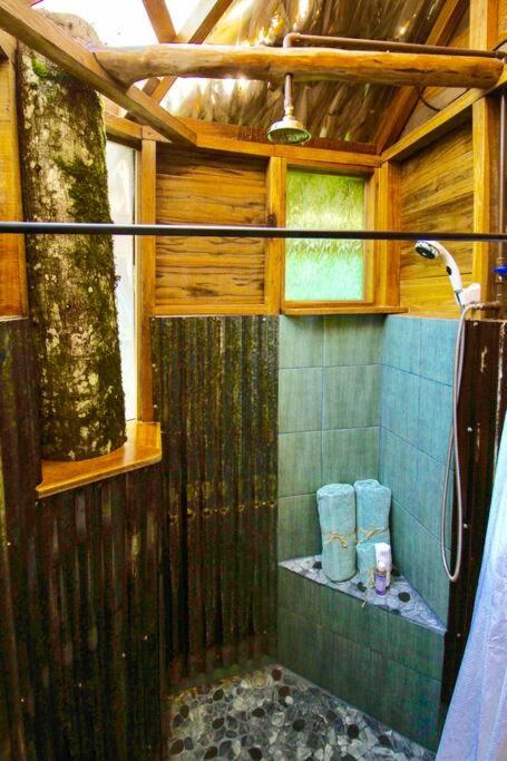 A Treehouse the Green Frog Romantic setting & Pool