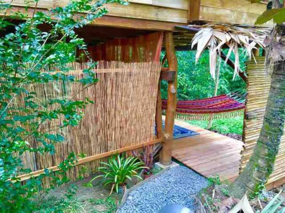 A Treehouse the Green Frog Romantic setting & Pool