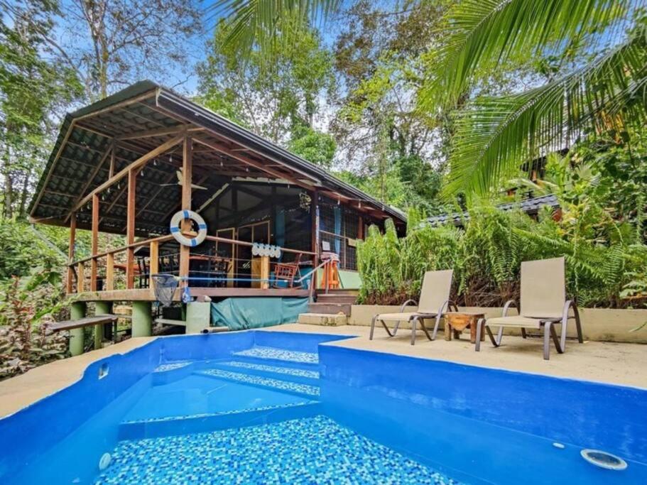 A Treehouse the Green Frog Romantic setting & Pool