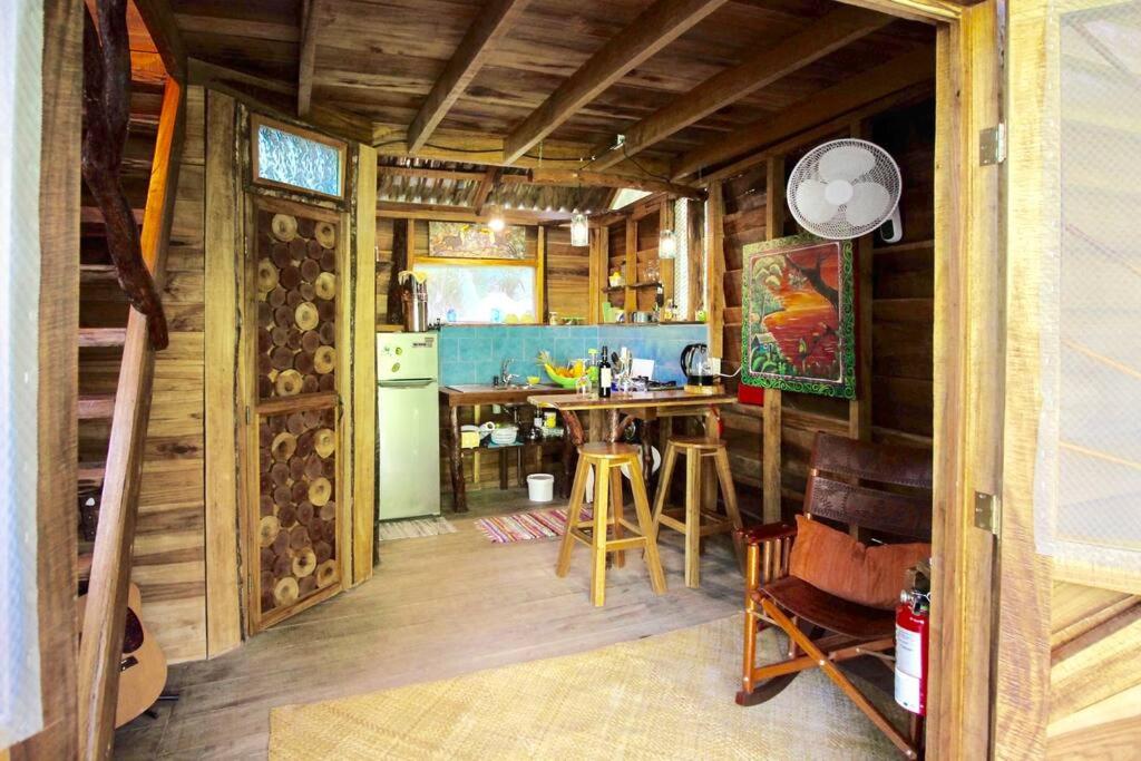 A Treehouse the Green Frog Romantic setting & Pool