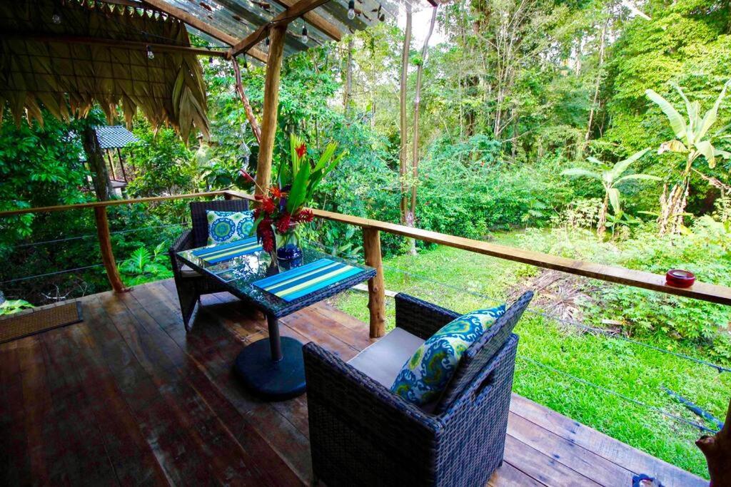 A Treehouse the Green Frog Romantic setting & Pool