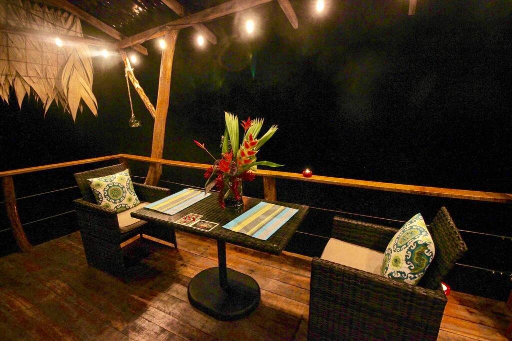 A Treehouse the Green Frog Romantic setting & Pool