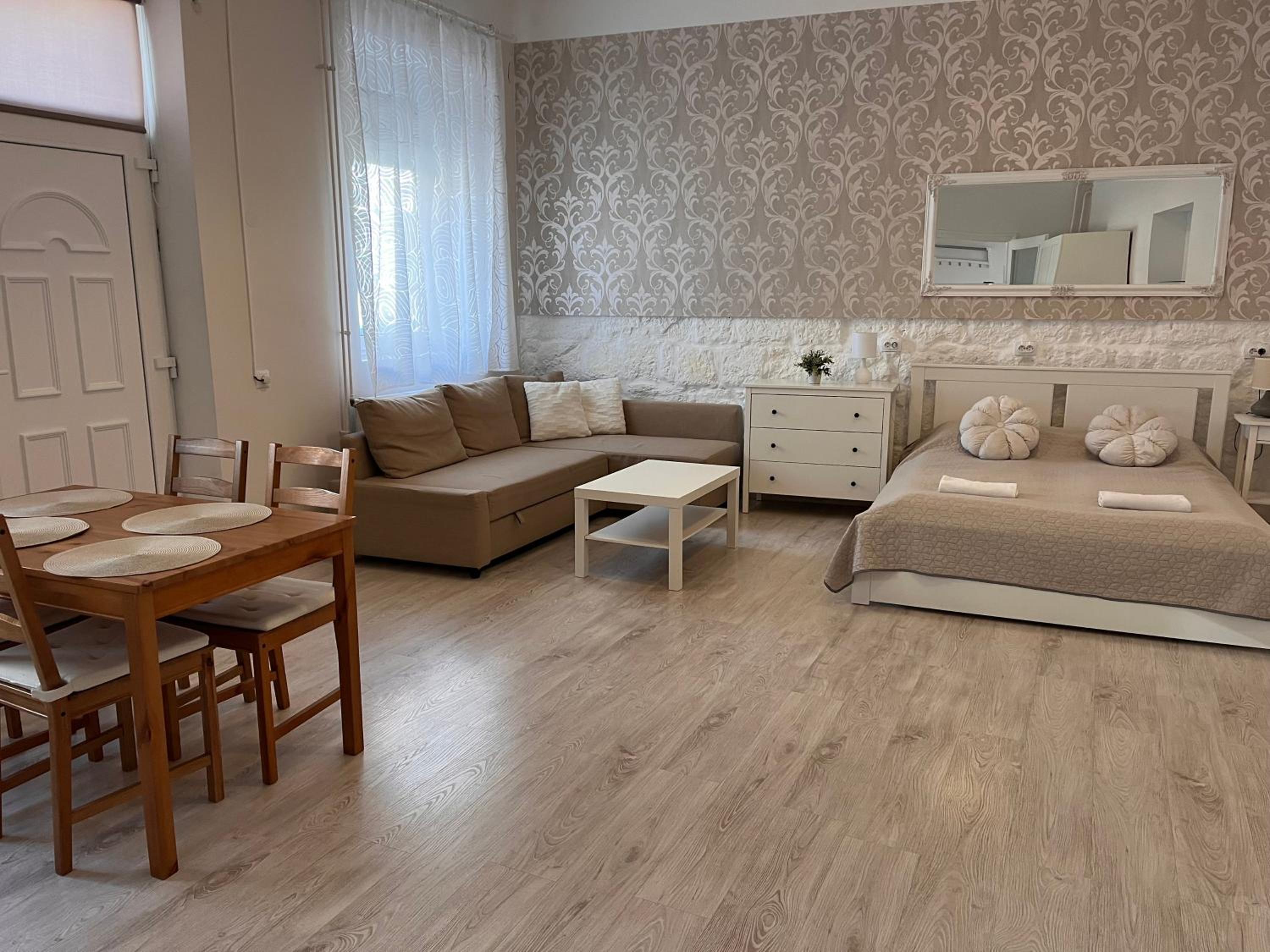 Pacsirta Apartmanház view 2