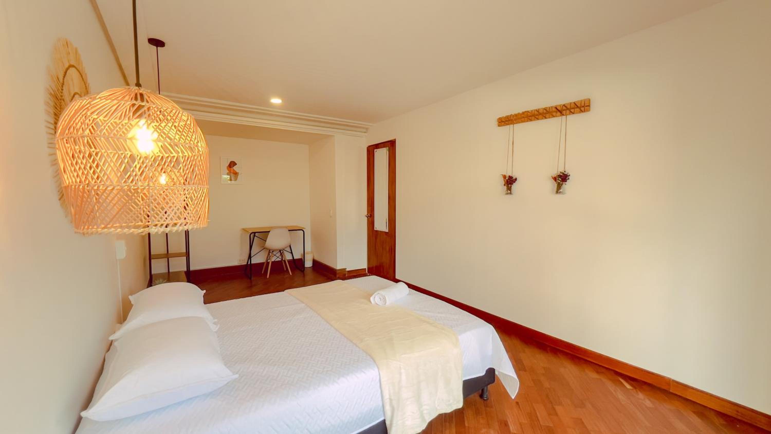 Elegante habitación baño compartido en Poblado-B11