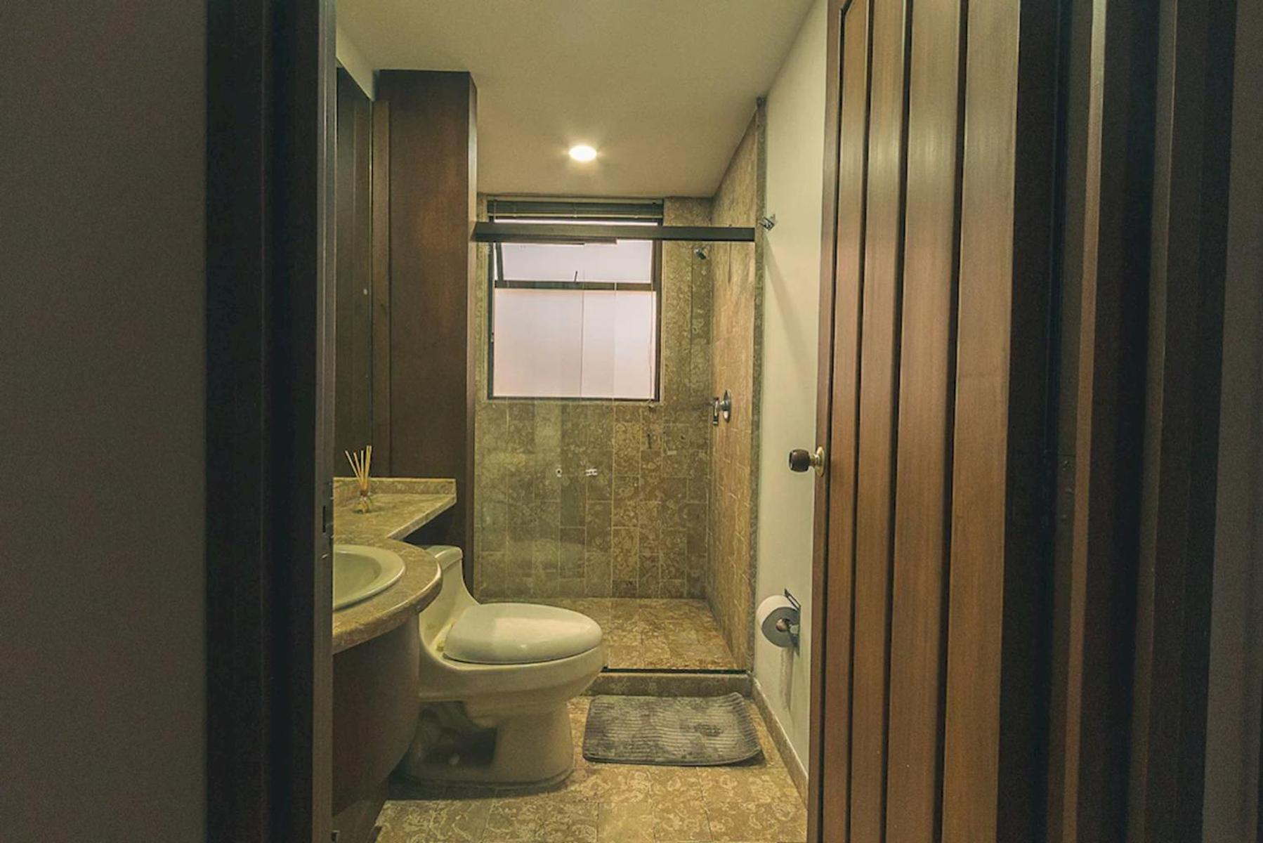 Comoda habitacion baño compartido en el Poblado-A4