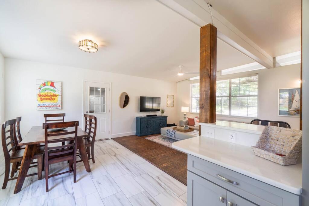 Red Flamingo - New Listing in Gulf Breeze Fl! view 3