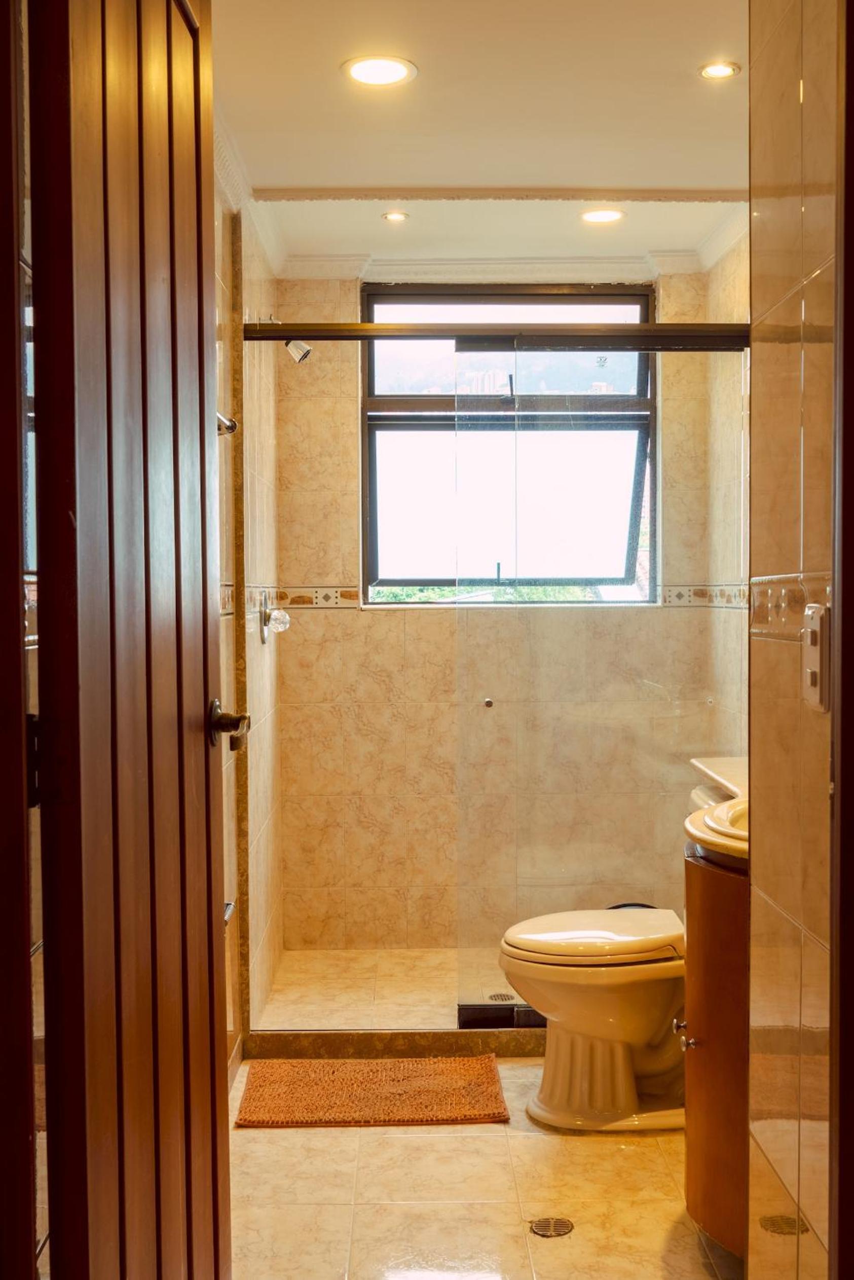 Conveniente habitación baño compartido Poblado-B14