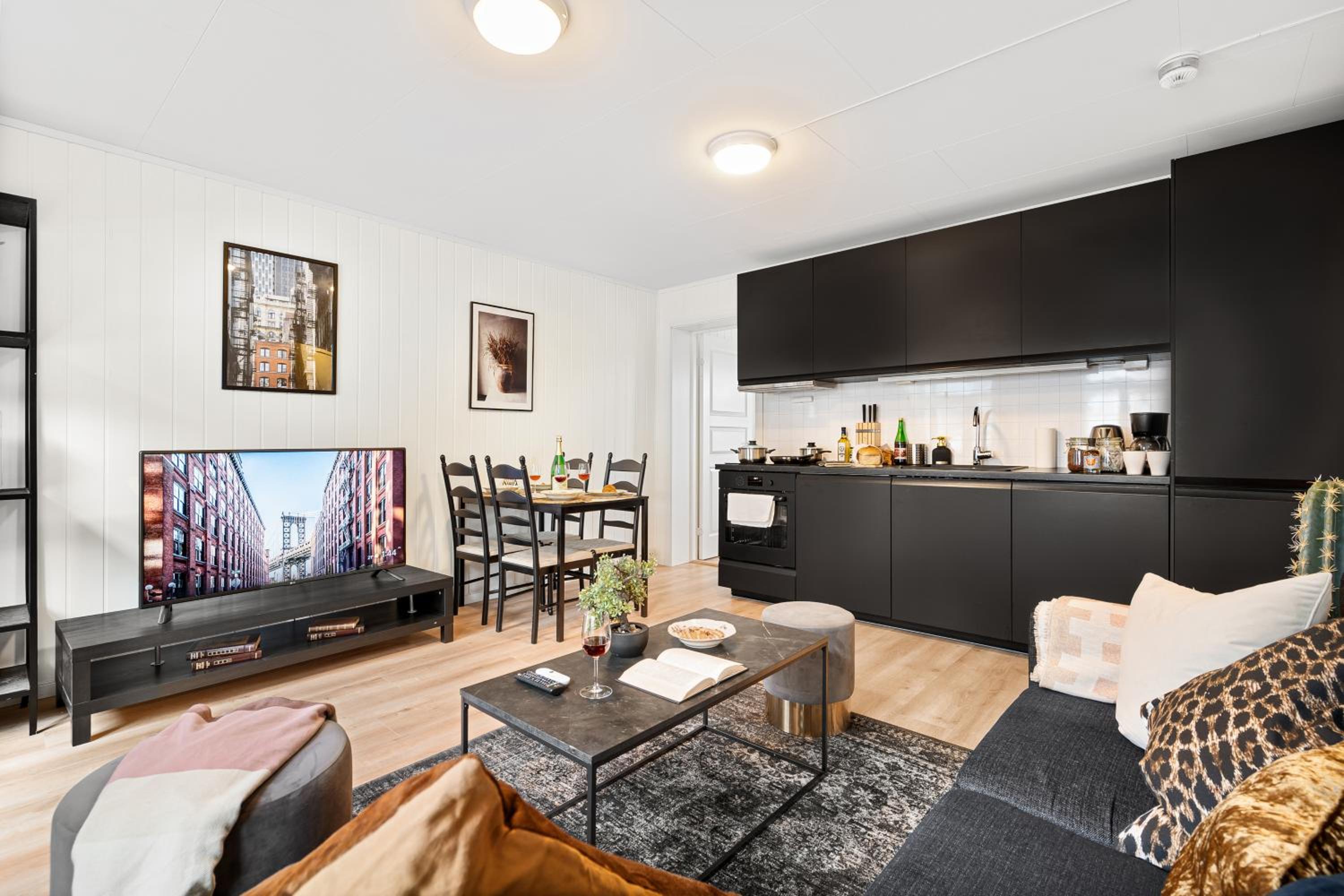 5 mins to City center in Bright & Cozy stay view 2