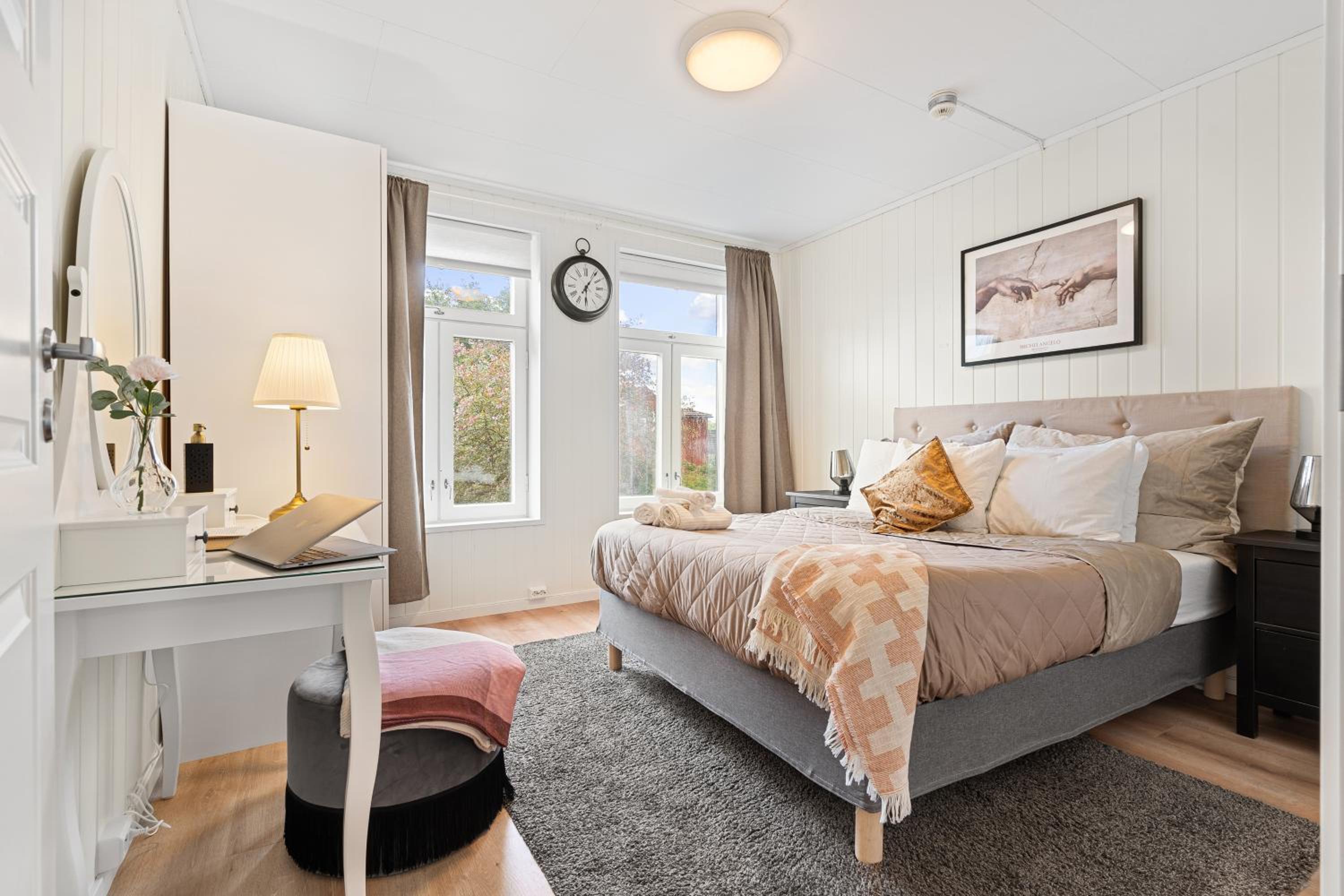 5 mins to City center in Bright & Cozy stay view 3