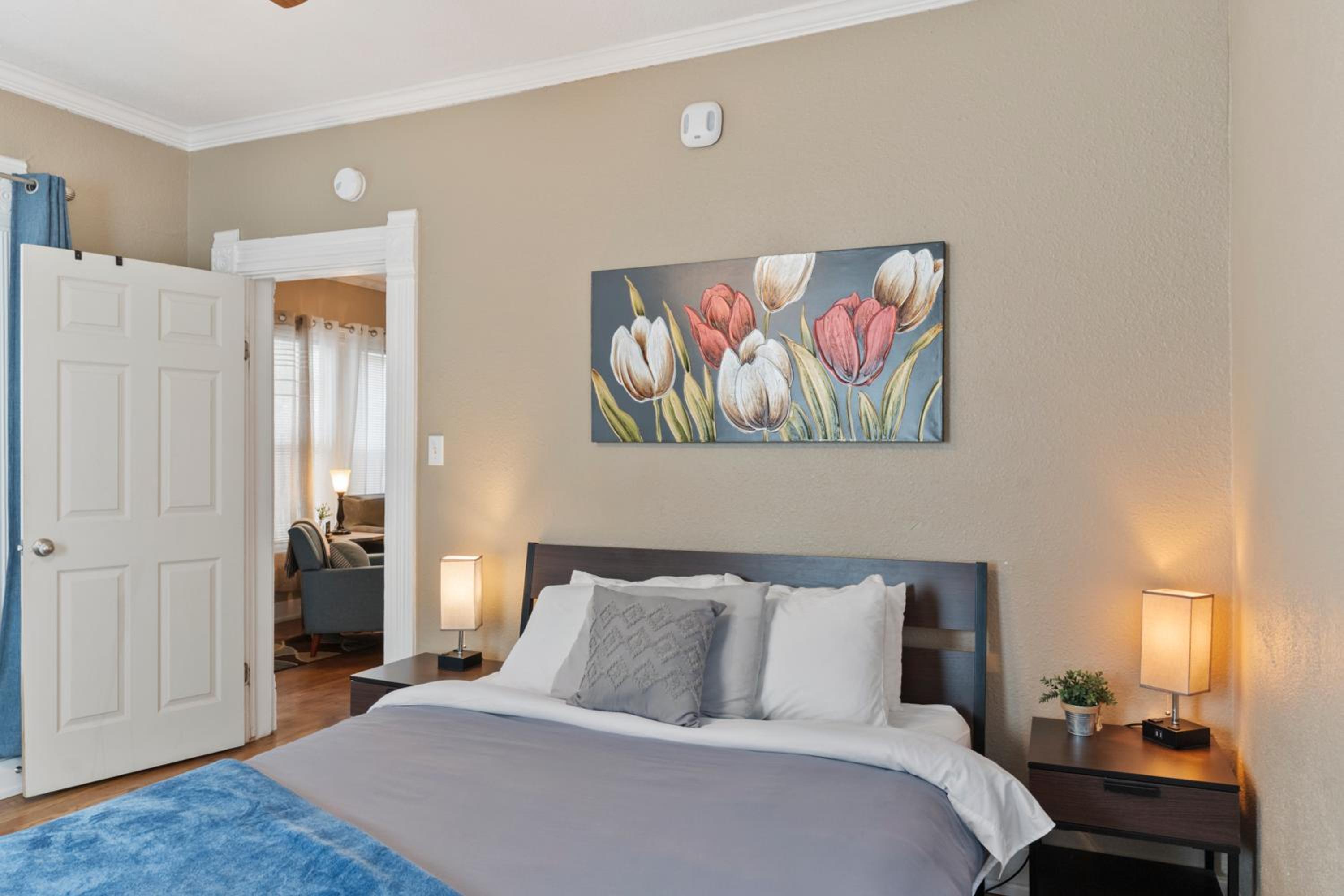 3 bedroom *Downtown* with Firepit view 5
