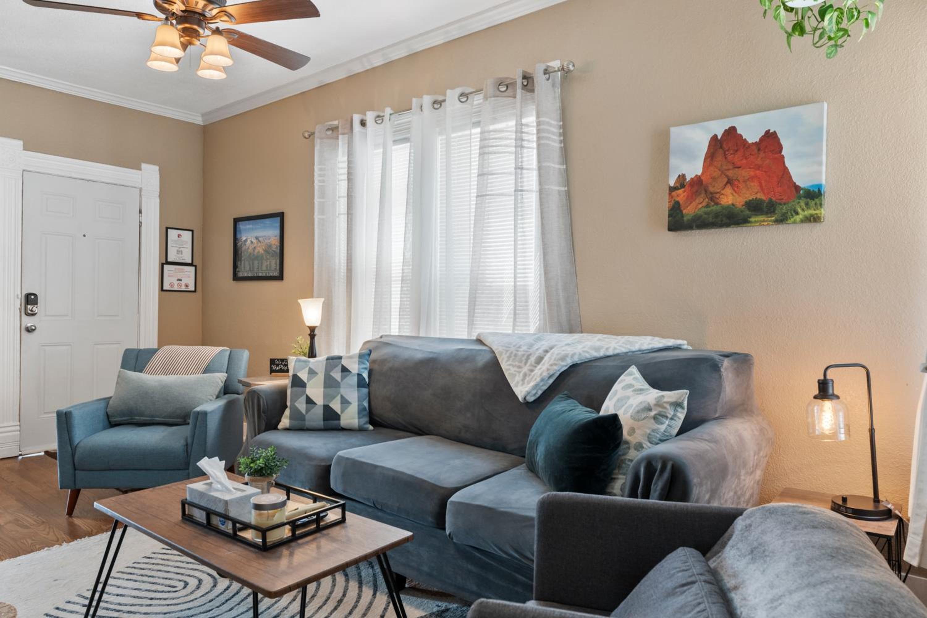 3 bedroom *Downtown* with Firepit view 4
