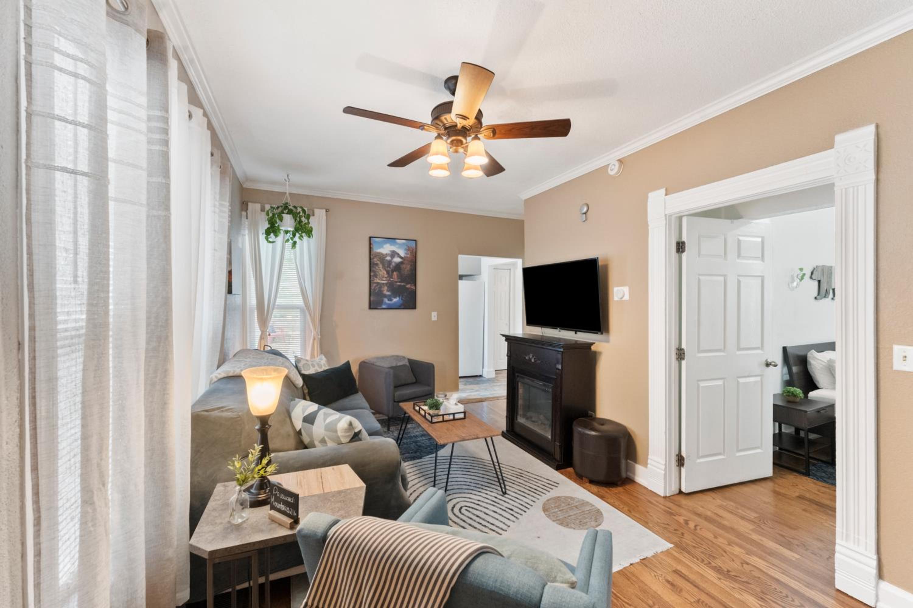 3 bedroom *Downtown* with Firepit view 3