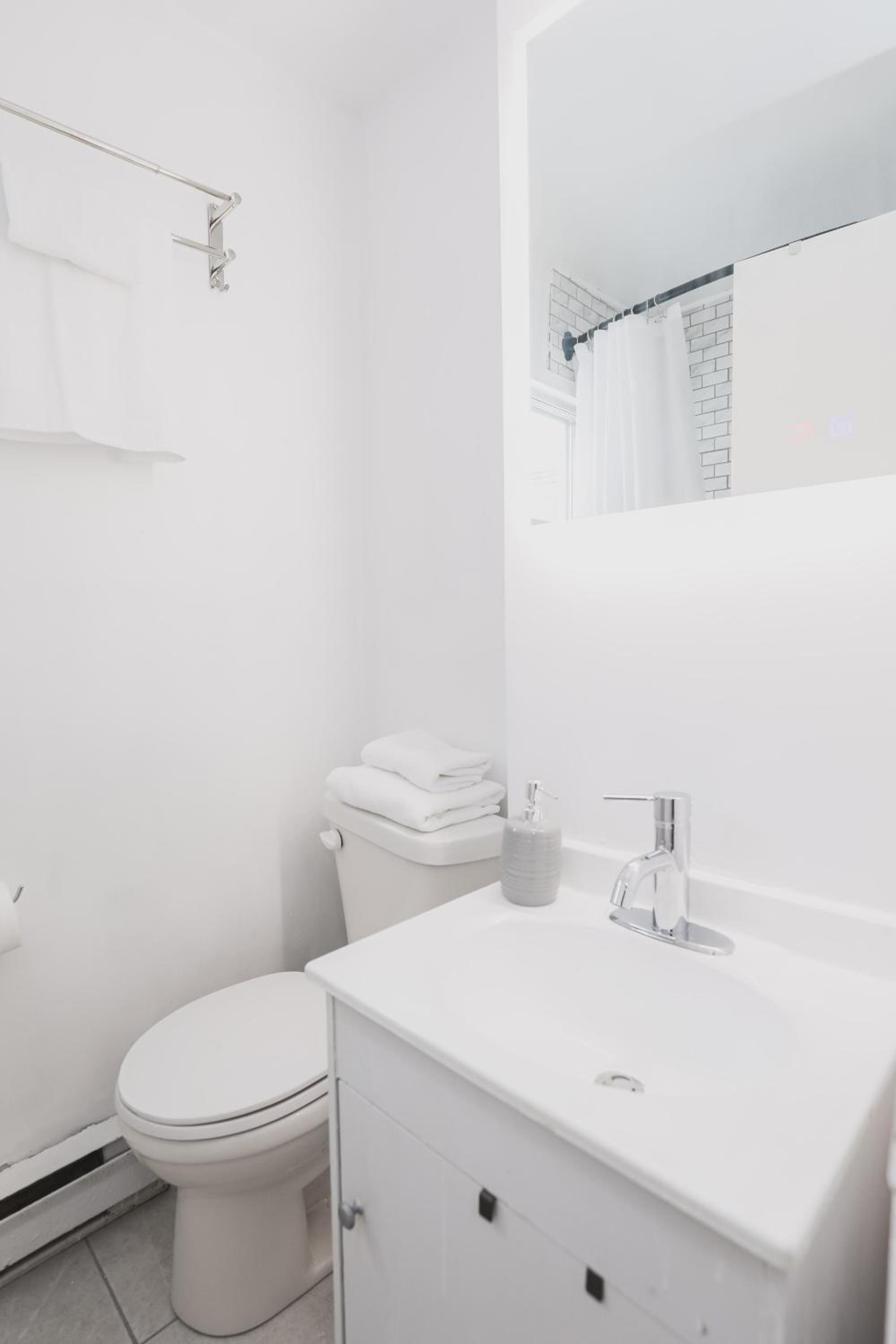 Entire Suite near YQM, NBCC, Champlain Mall - Centennial Park