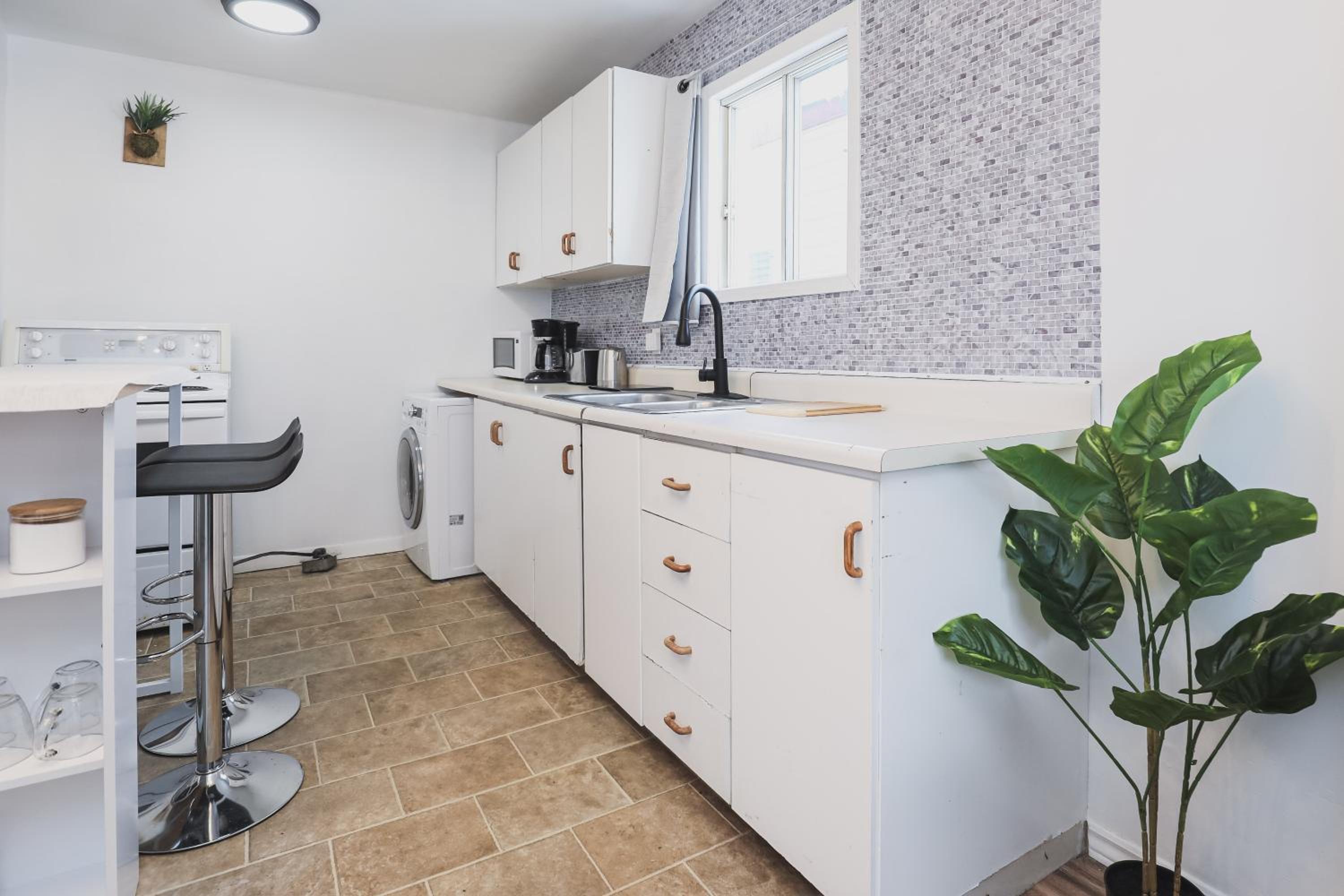 Entire Suite near YQM, NBCC, Champlain Mall - Centennial Park