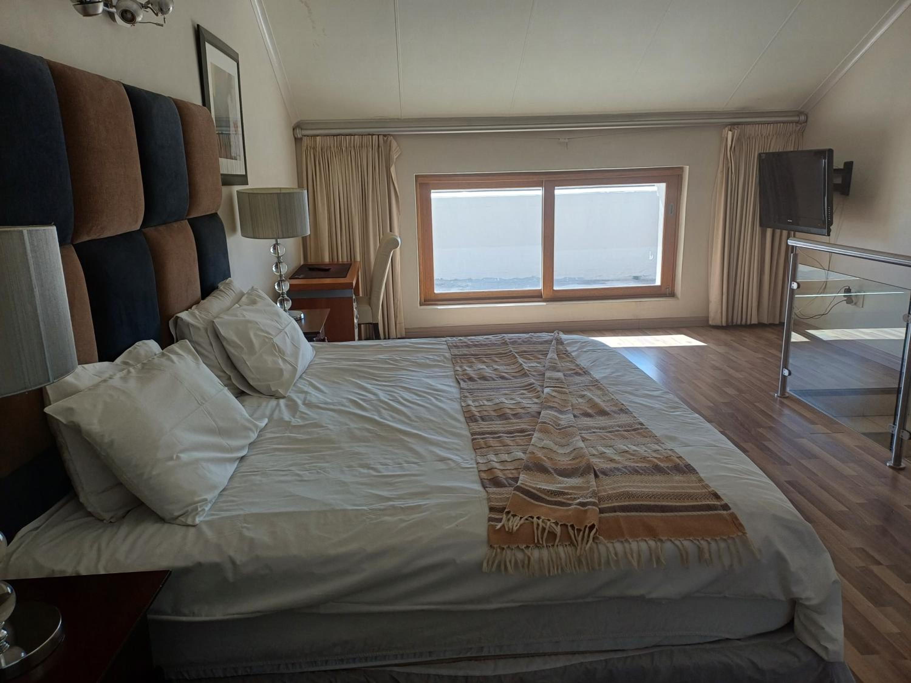 Mount Royal 30 Large 1 bed with balcony
