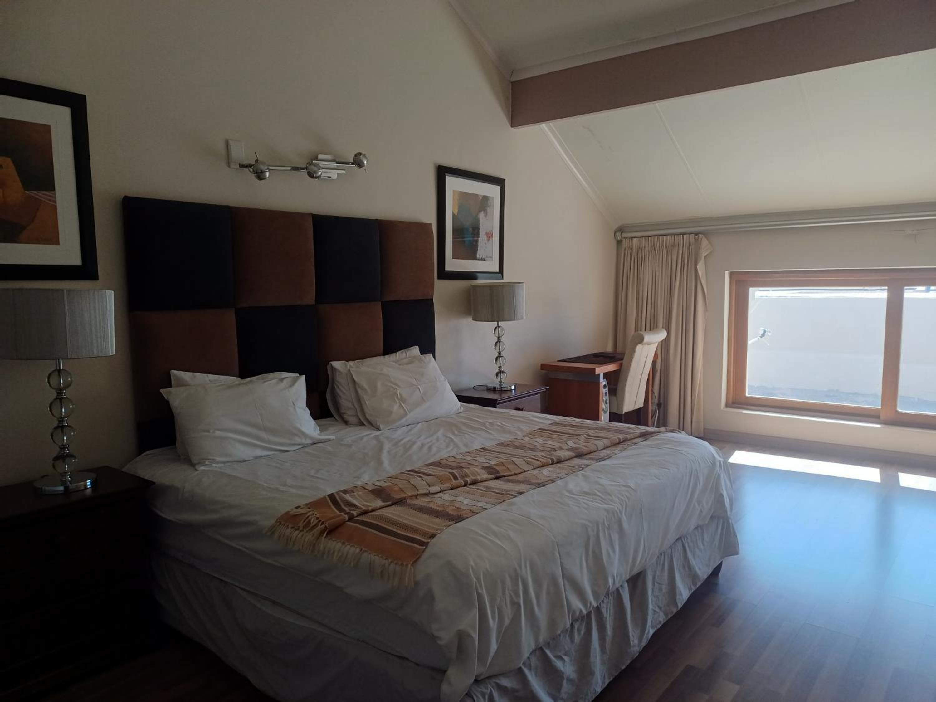 Mount Royal 30 Large 1 bed with balcony
