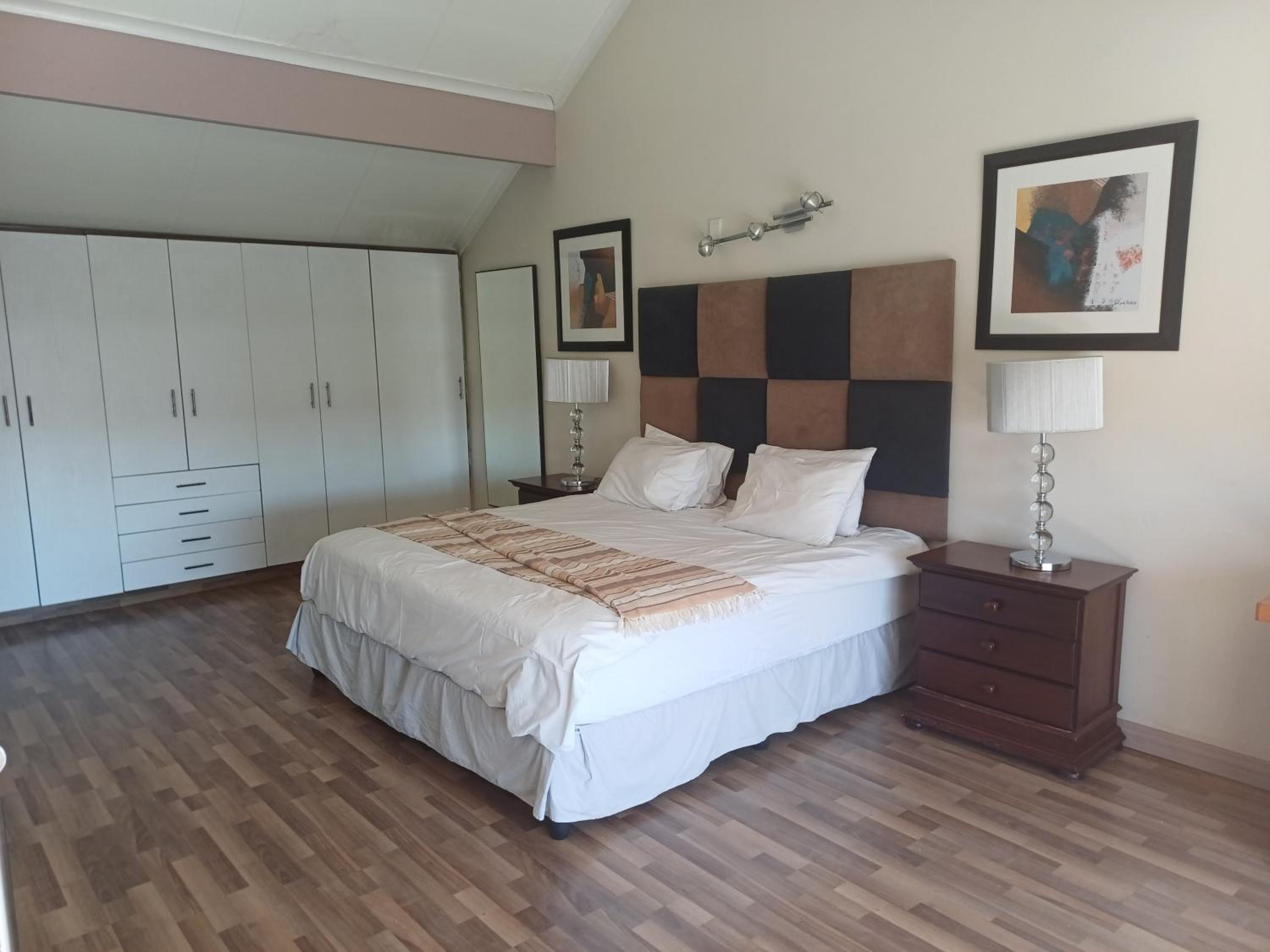 Mount Royal 30 Large 1 bed with balcony