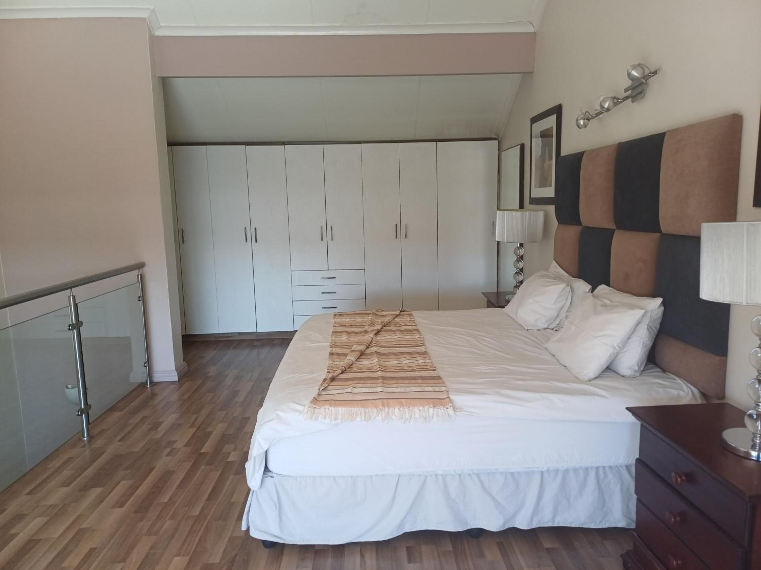 Mount Royal 30 Large 1 bed with balcony