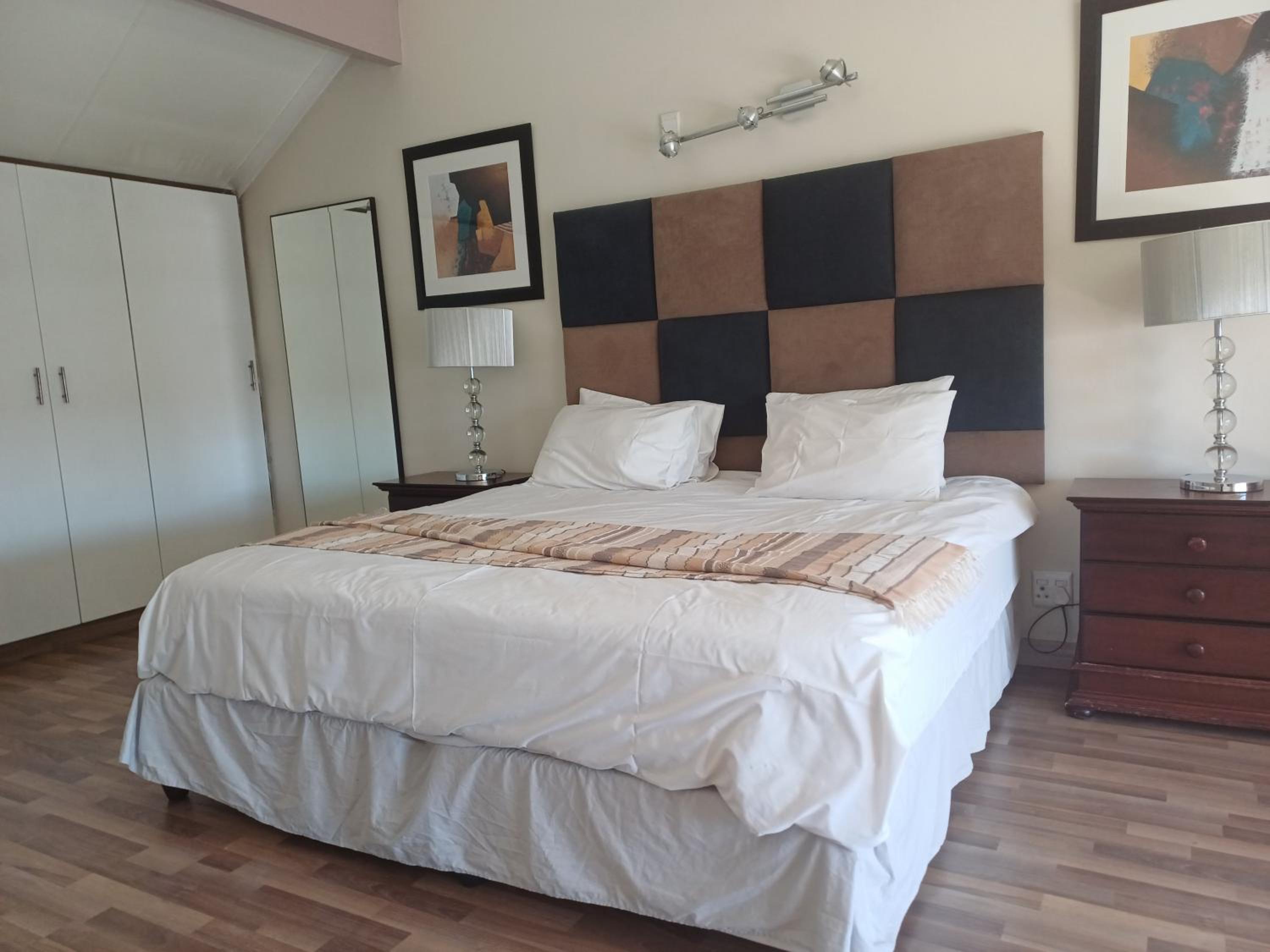 Mount Royal 30 Large 1 bed with balcony