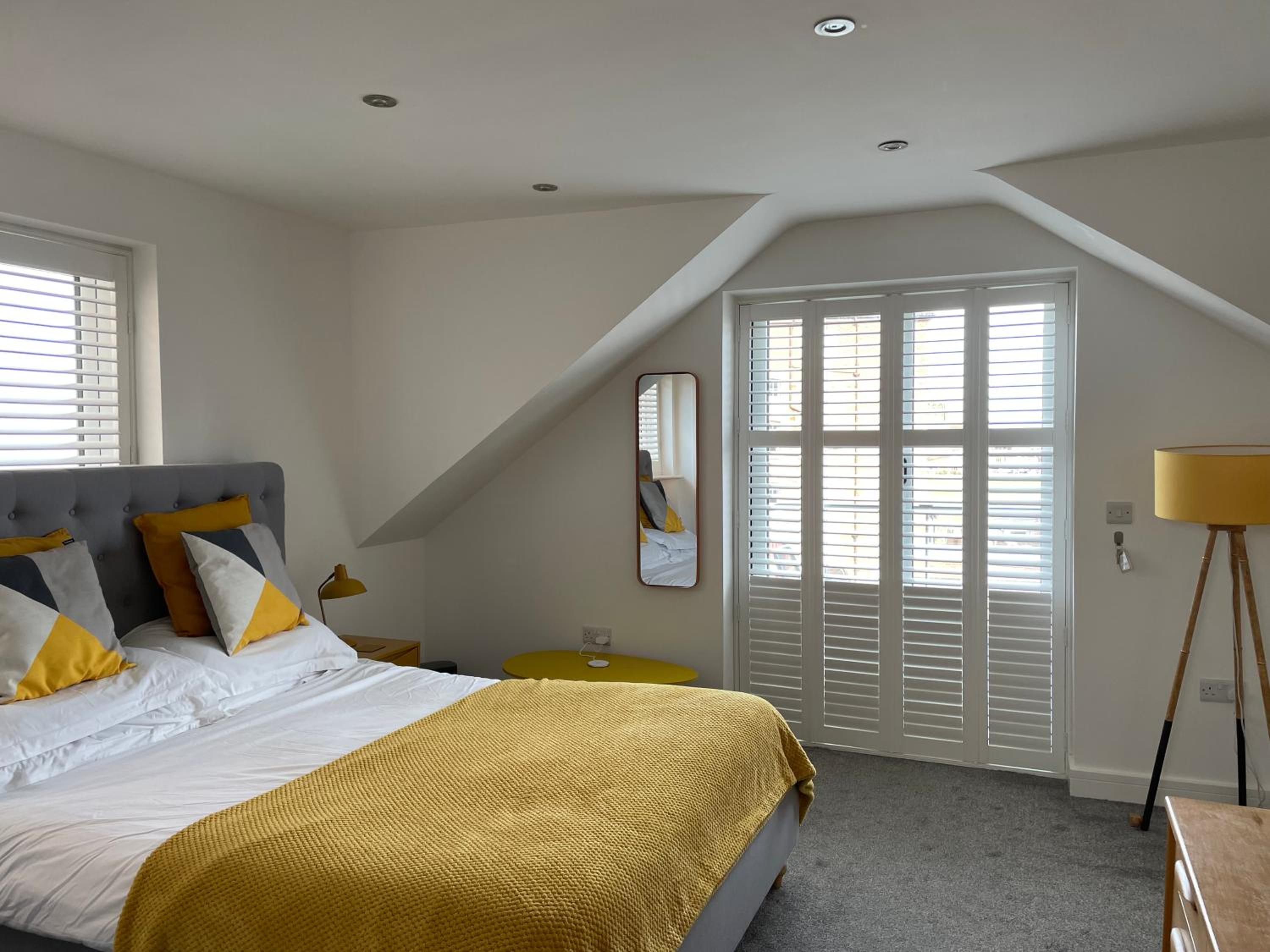 Retro Retreat, Sea View, Free Parking & EV Plug-in view 4