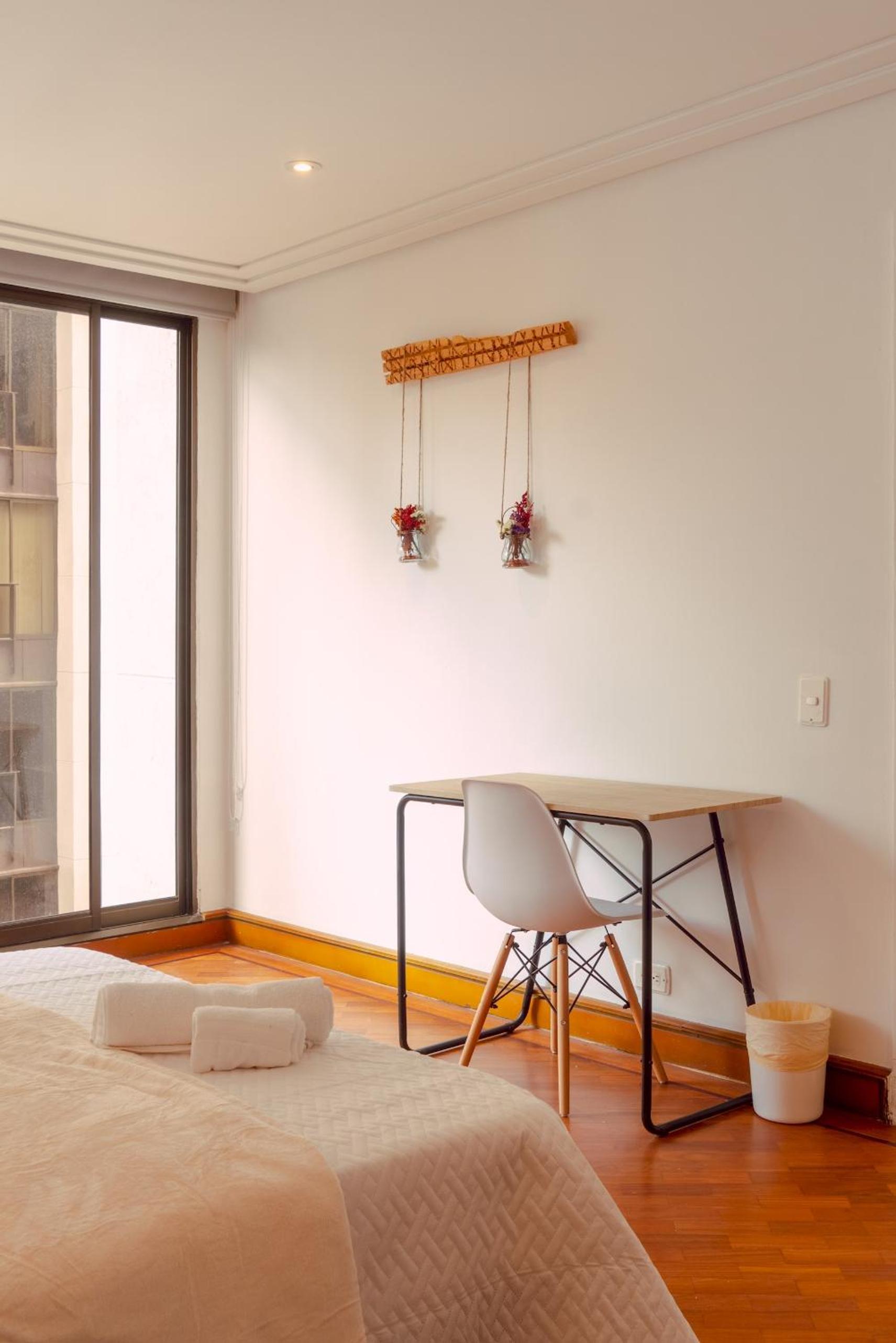 Amplia habitación con baño compartido Poblado -B12