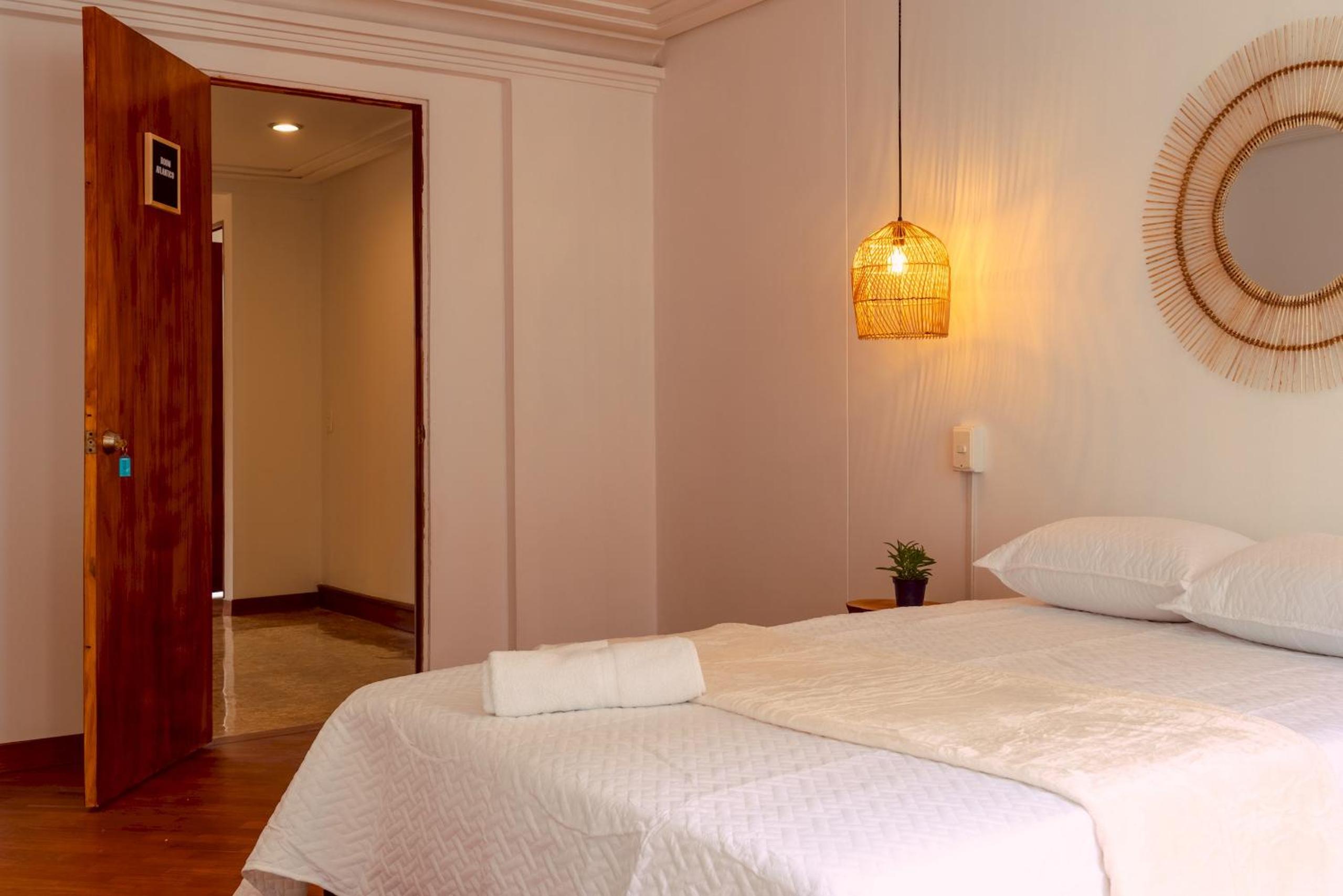 Amplia habitación con baño compartido Poblado -B12