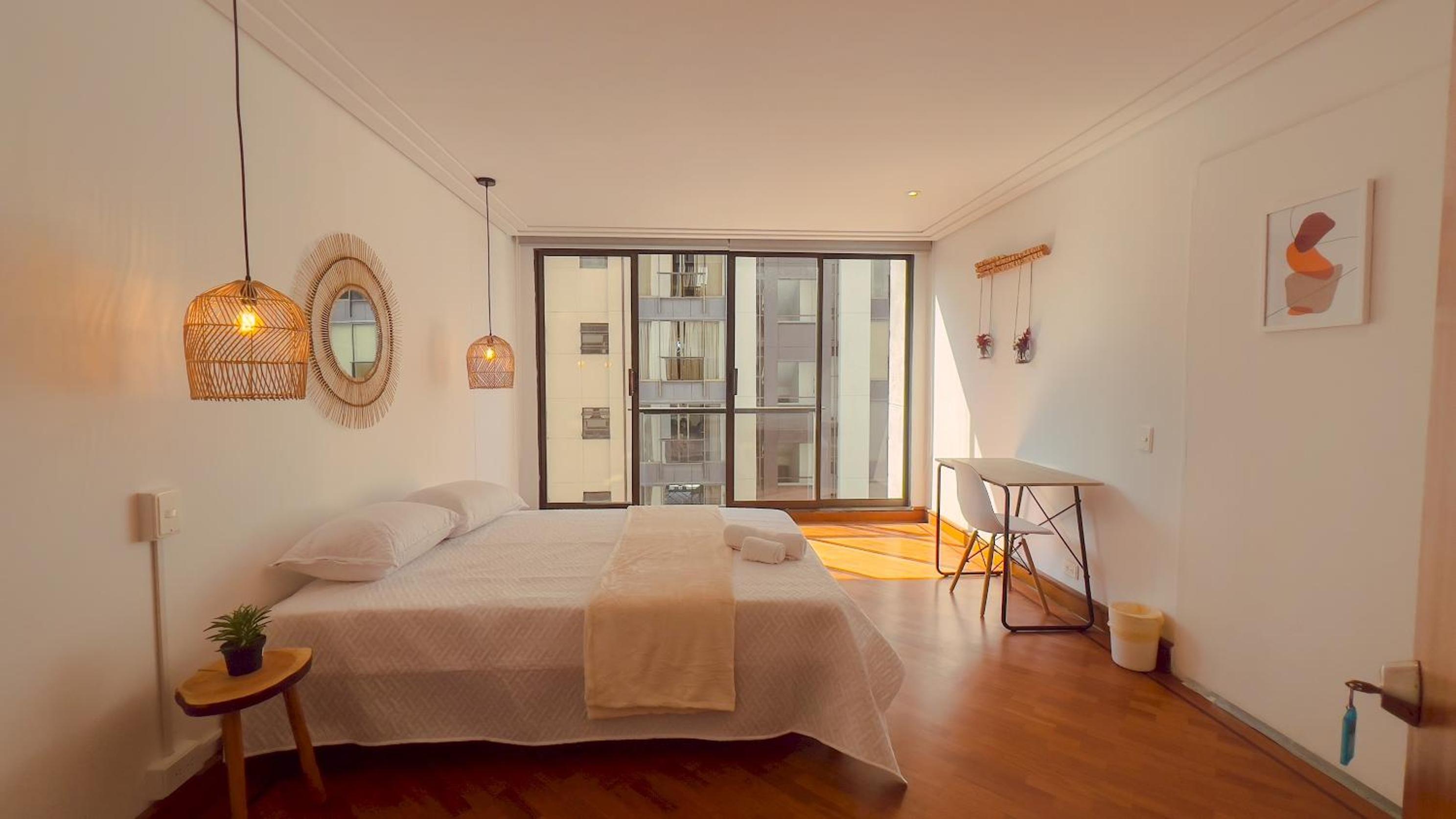 Amplia habitación con baño compartido Poblado -B12