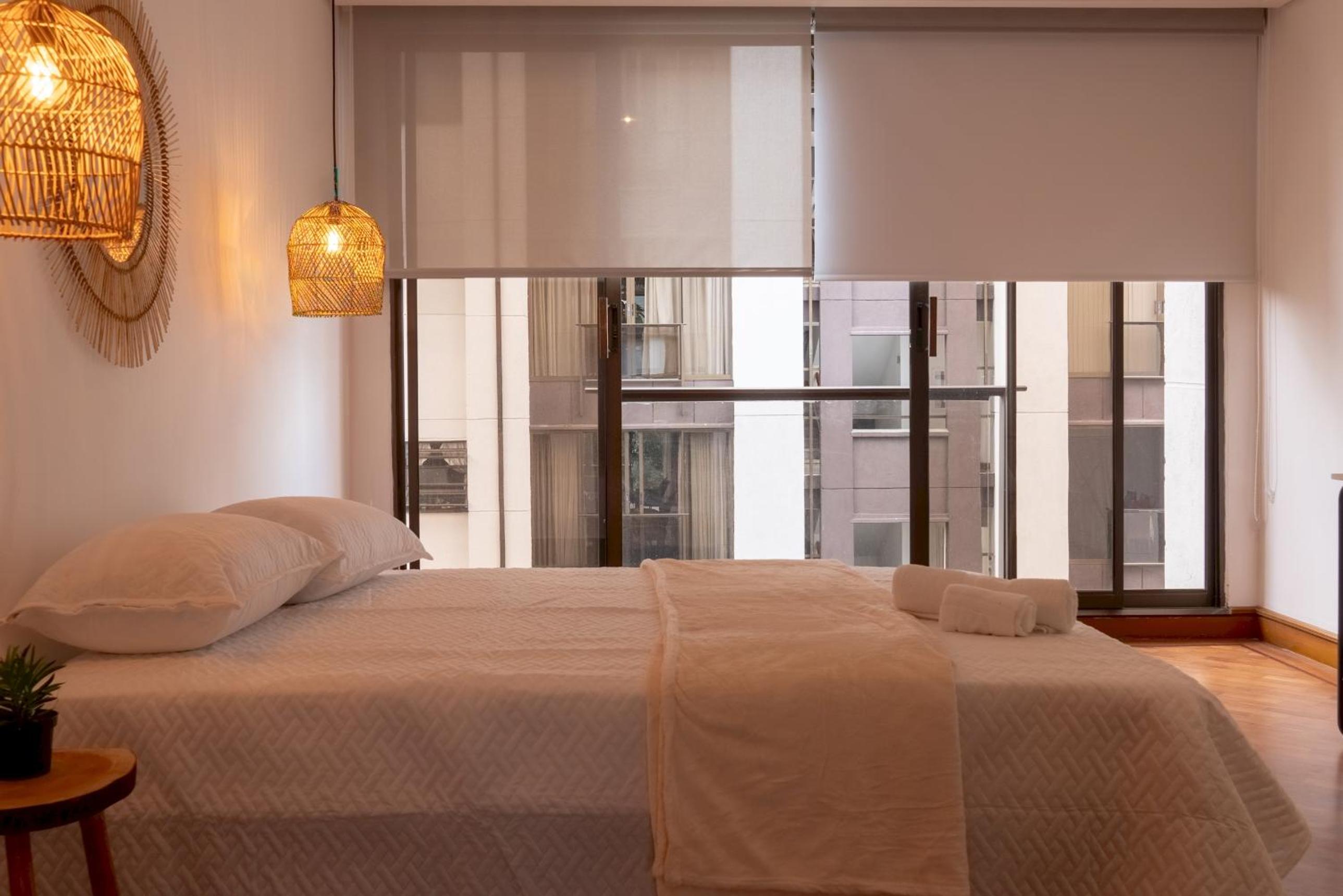 Amplia habitación con baño compartido Poblado -B12