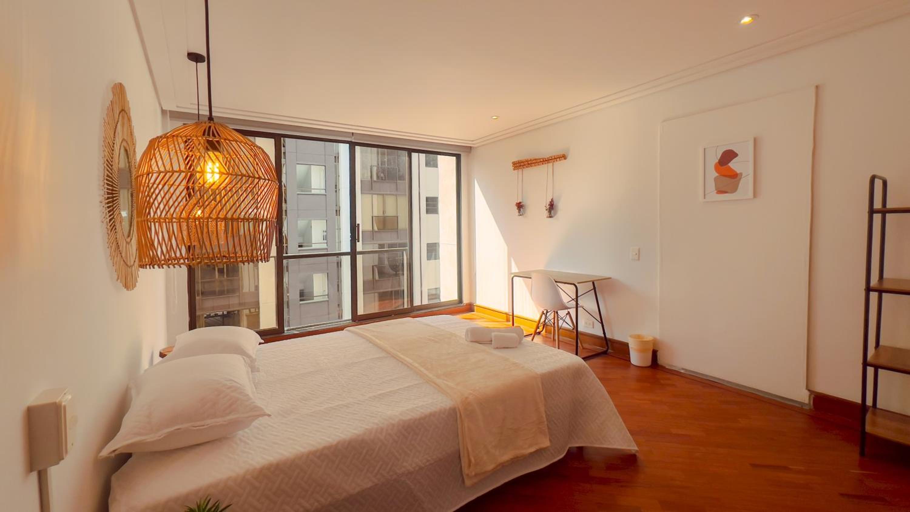 Amplia habitación con baño compartido Poblado -B12