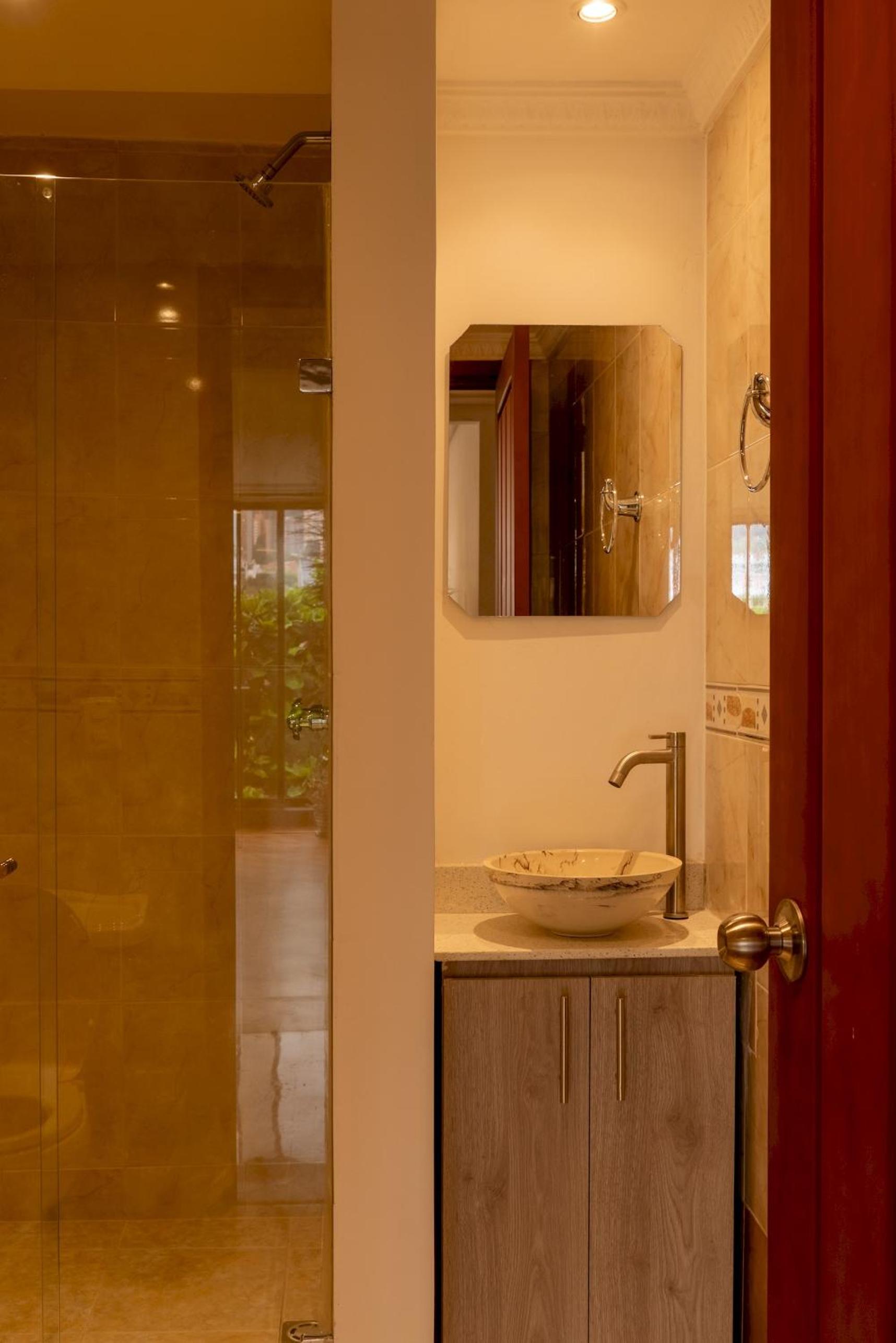 Amplia habitación con baño compartido Poblado -B12