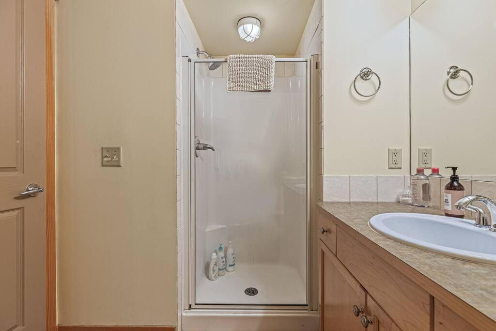 C303 Hidden Gem with MTN andCreek View, Quiet and Private
