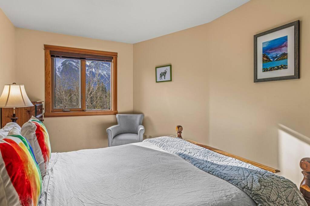 C303 Hidden Gem with MTN andCreek View, Quiet and Private