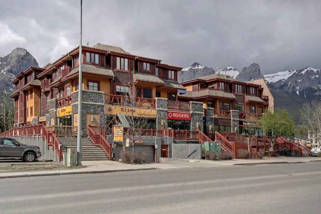 C303 Hidden Gem with MTN andCreek View, Quiet and Private