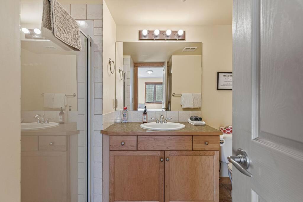 C303 Hidden Gem with MTN andCreek View, Quiet and Private