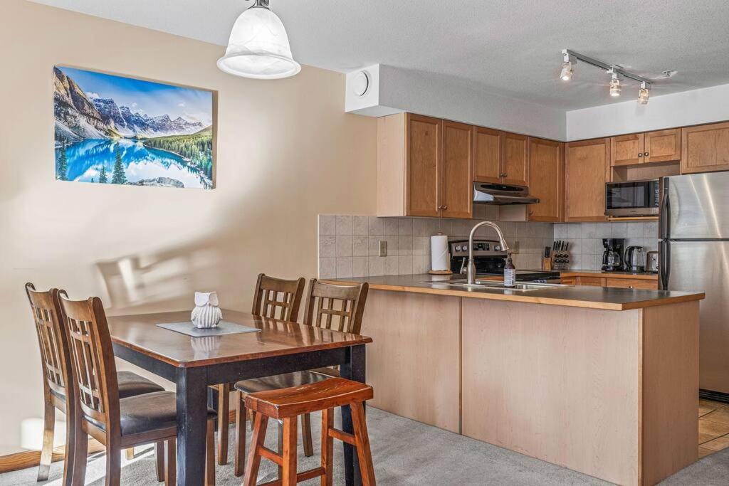 C303 Hidden Gem with MTN andCreek View, Quiet and Private