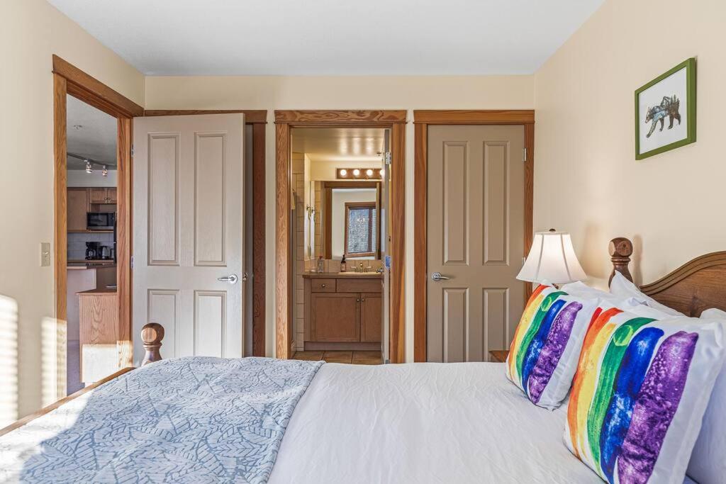 C303 Hidden Gem with MTN andCreek View, Quiet and Private