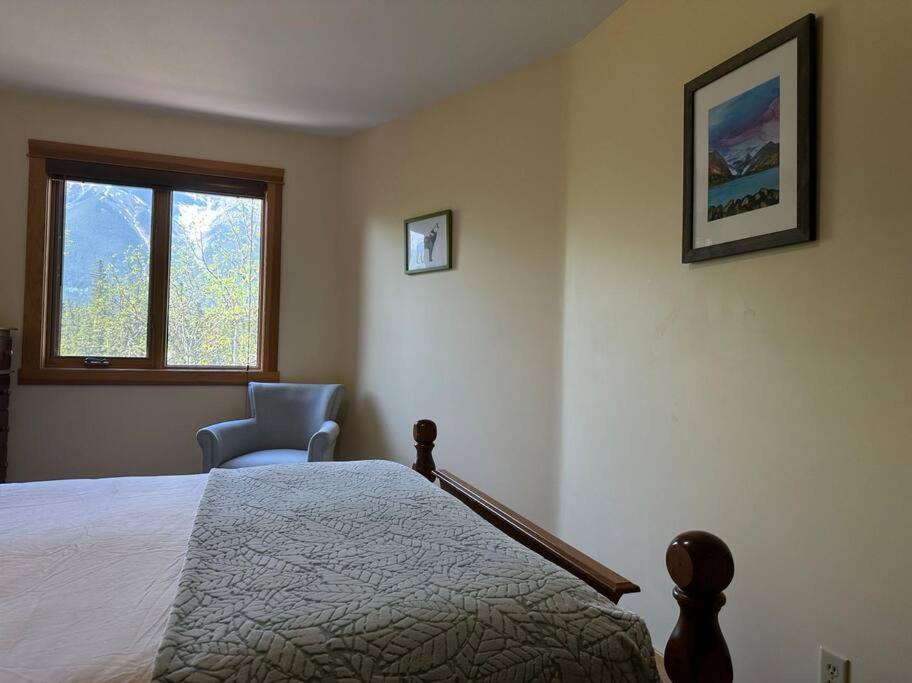 C303 Hidden Gem with MTN andCreek View, Quiet and Private