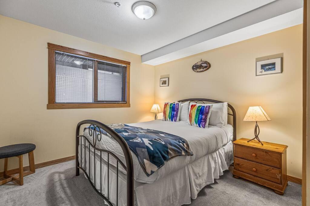 C303 Hidden Gem with MTN andCreek View, Quiet and Private