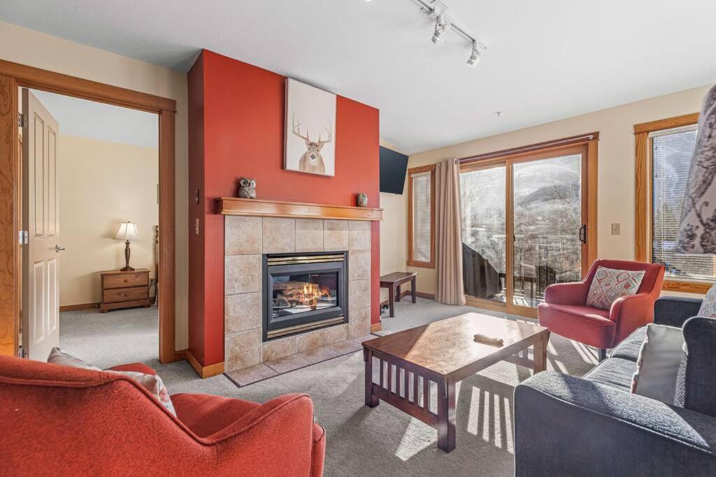 C303 Hidden Gem with MTN andCreek View, Quiet and Private