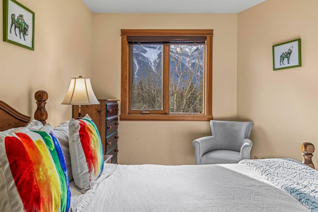 C303 Hidden Gem with MTN andCreek View, Quiet and Private