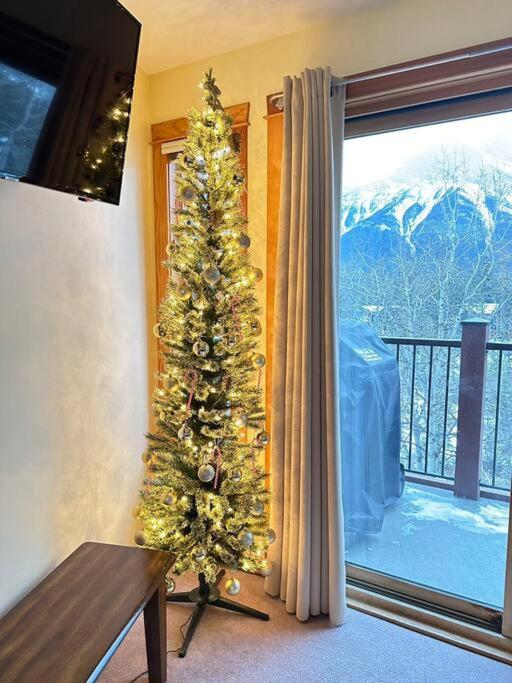 C303 Hidden Gem with MTN andCreek View, Quiet and Private