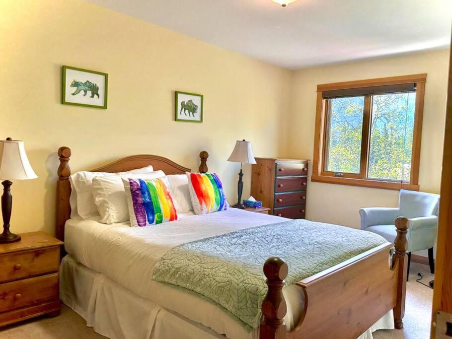 C303 Hidden Gem with MTN andCreek View, Quiet and Private