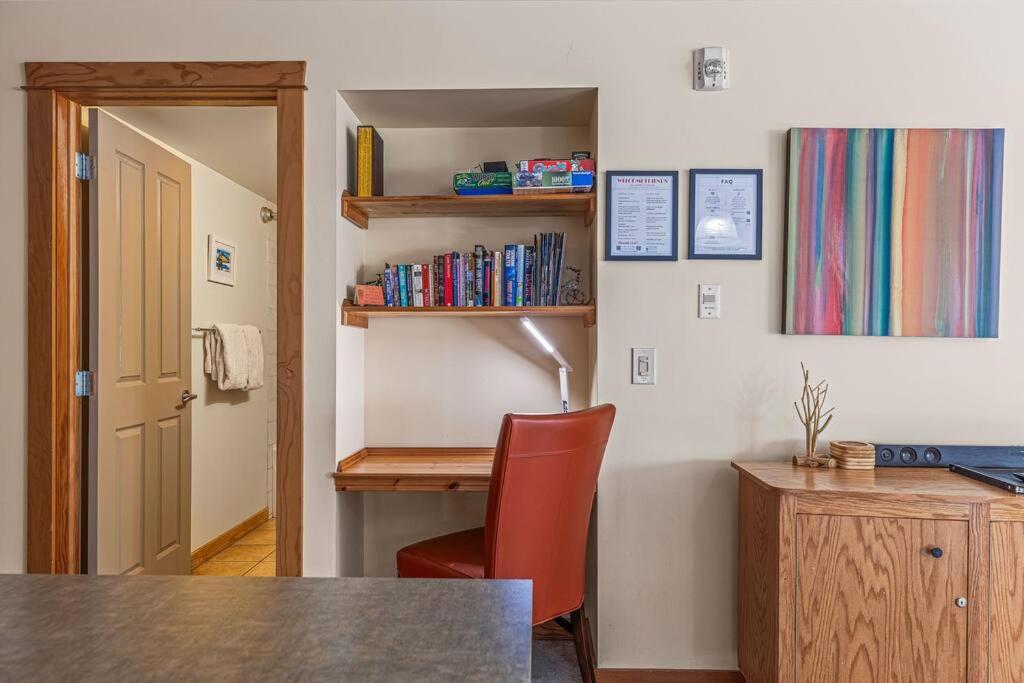 C303 Hidden Gem with MTN andCreek View, Quiet and Private