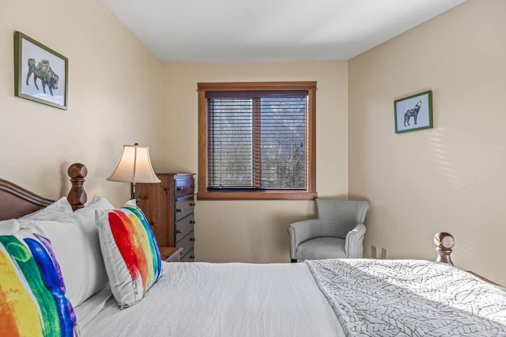 C303 Hidden Gem with MTN andCreek View, Quiet and Private