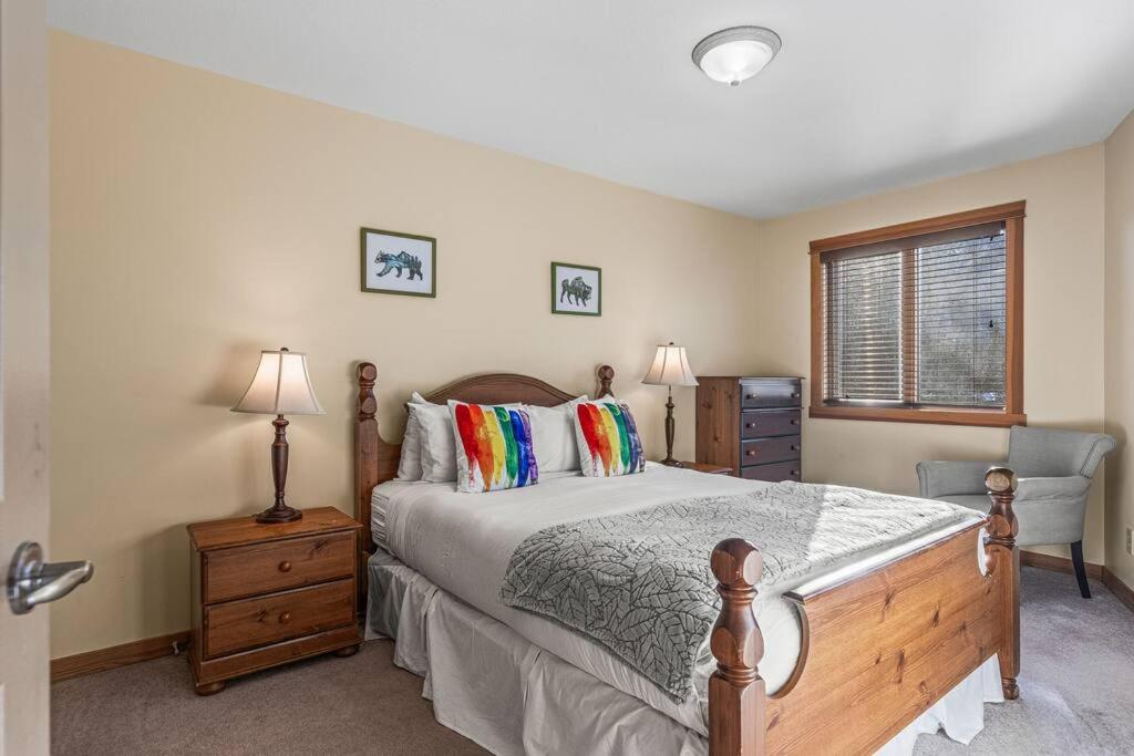 C303 Hidden Gem with MTN andCreek View, Quiet and Private