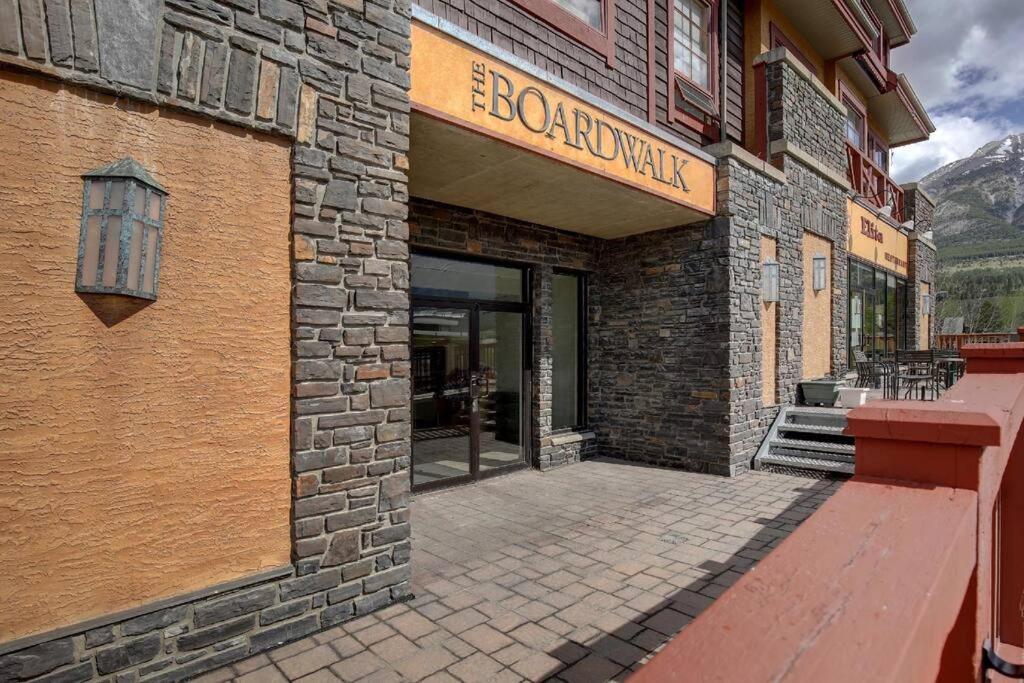 C303 Hidden Gem with MTN andCreek View, Quiet and Private