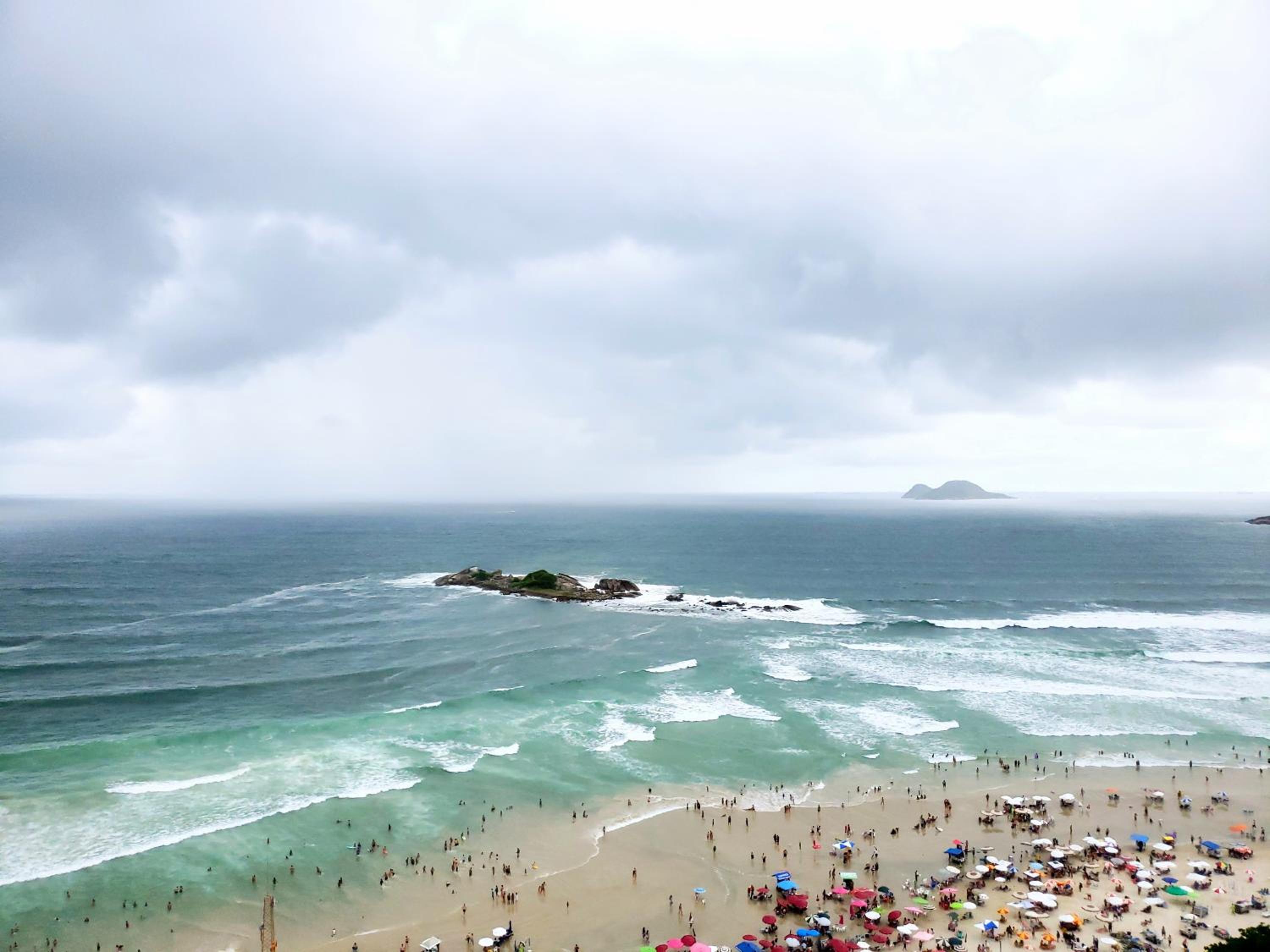 400 metros Praia das Pitangueiras - WiFi 350mb - 1 Suíte com ar condicionado & 2 quartos com ventilador - Sala Ampla - Varanda com vista do Mar - 2 Vagas d