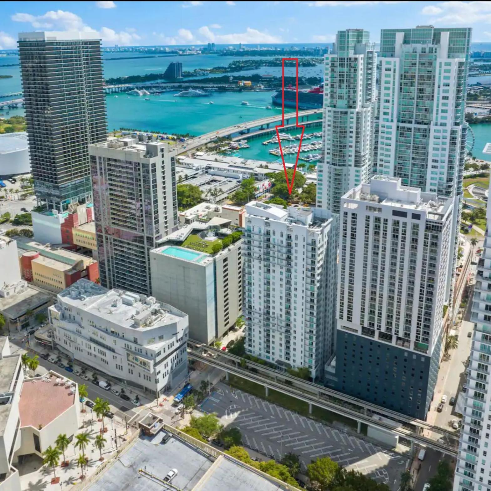 Sky-high1 BR Downtown Miami's heart - Pool & Gym